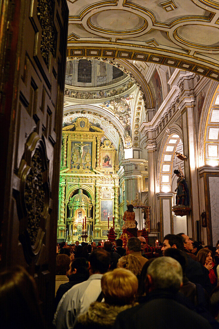 Prozession in der Karwoche vor der Colegiata de San Justo y Pastor in Granada, Spanien