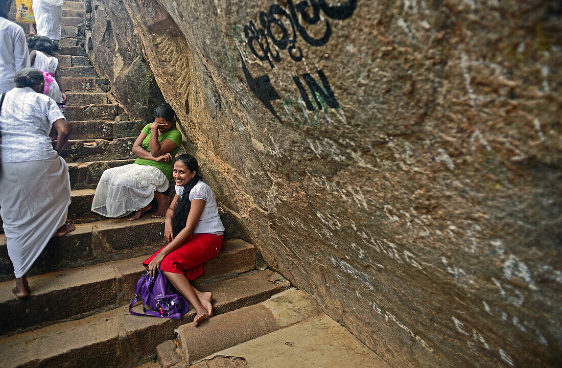 Junge Mädchen in Isurumuniya, einem buddhistischen Tempel in der Nähe des Tissa Wewa (Tisa-Tank), Anuradhapura