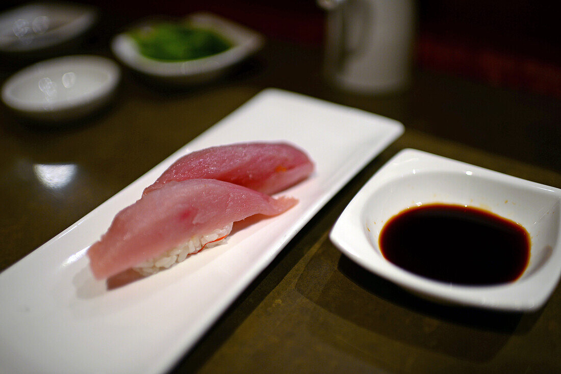 Köstliches Sushi von Chefkoch Norihiko Suzuki im japanischen Restaurant Ebisu, San Francisco