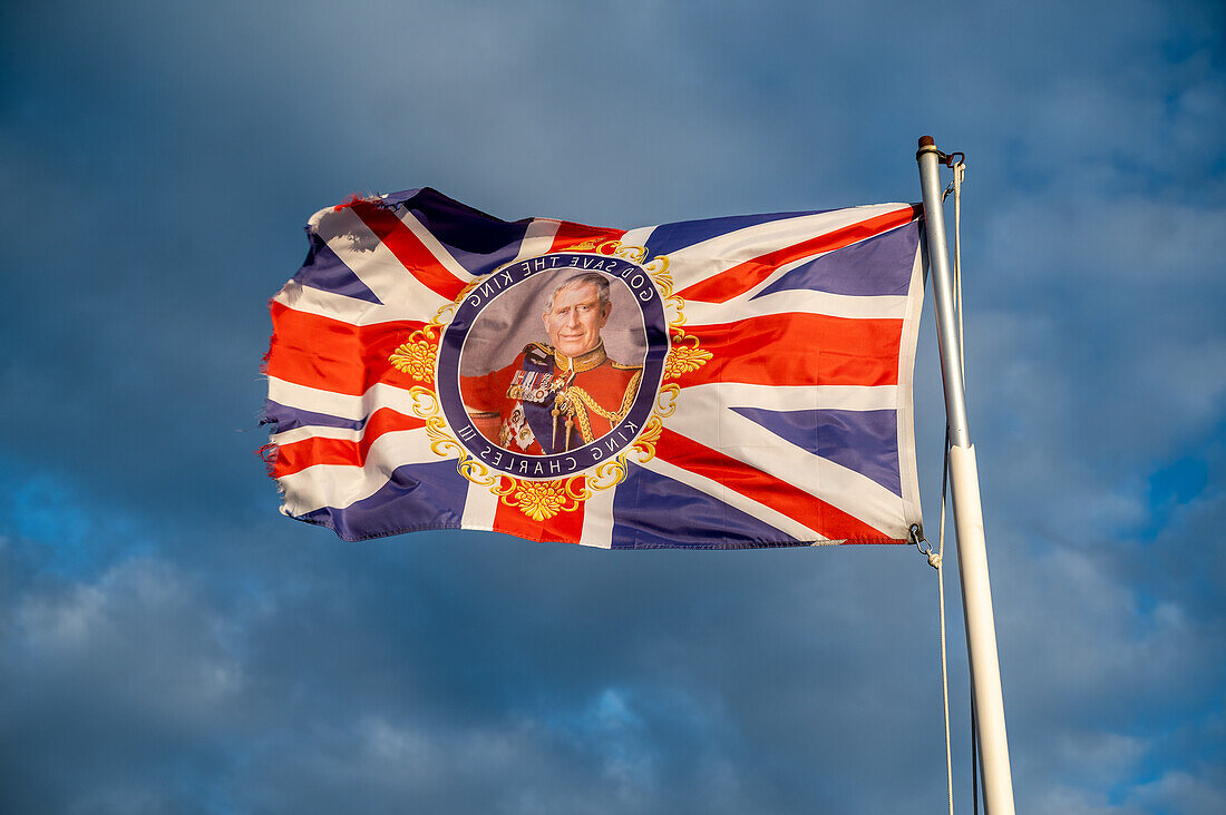 England-Flagge mit König Karl darauf, 2023