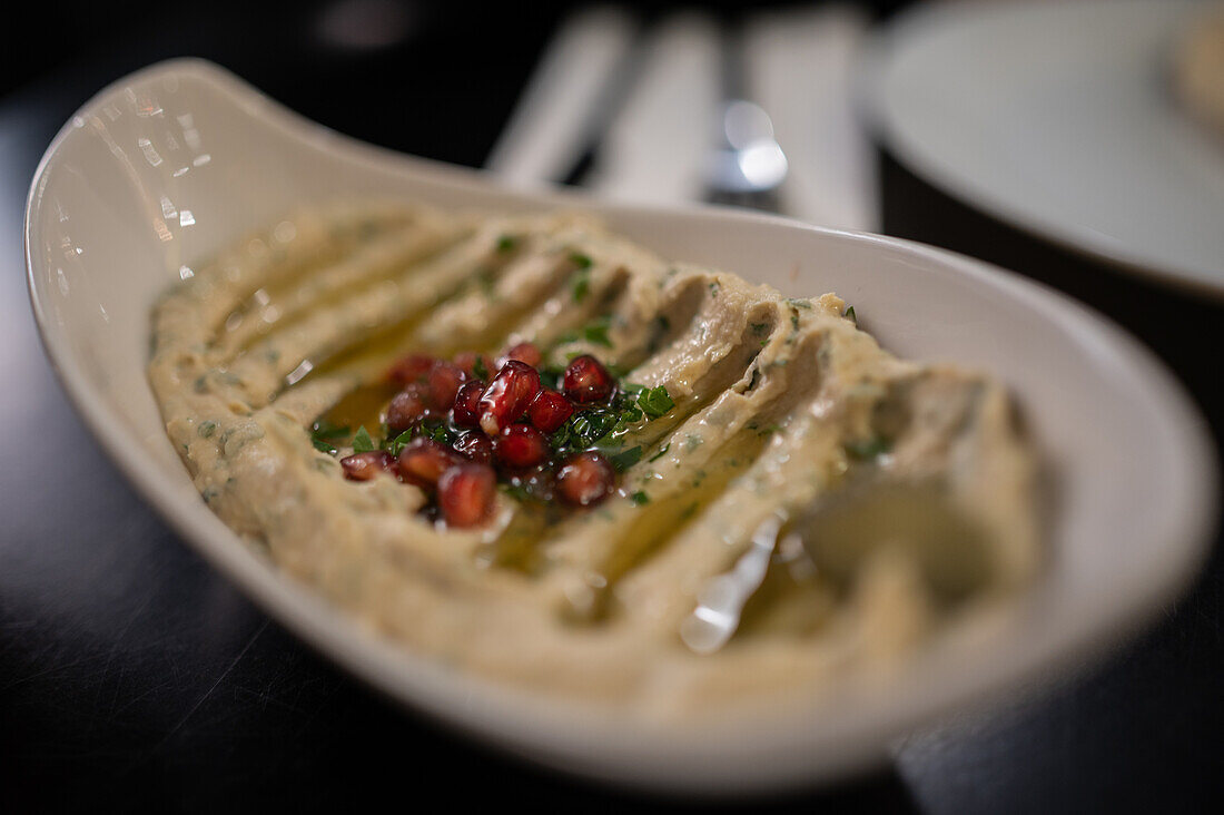 Hummus-Gericht im Restaurant Mosaico, Zaragoza, Spanien