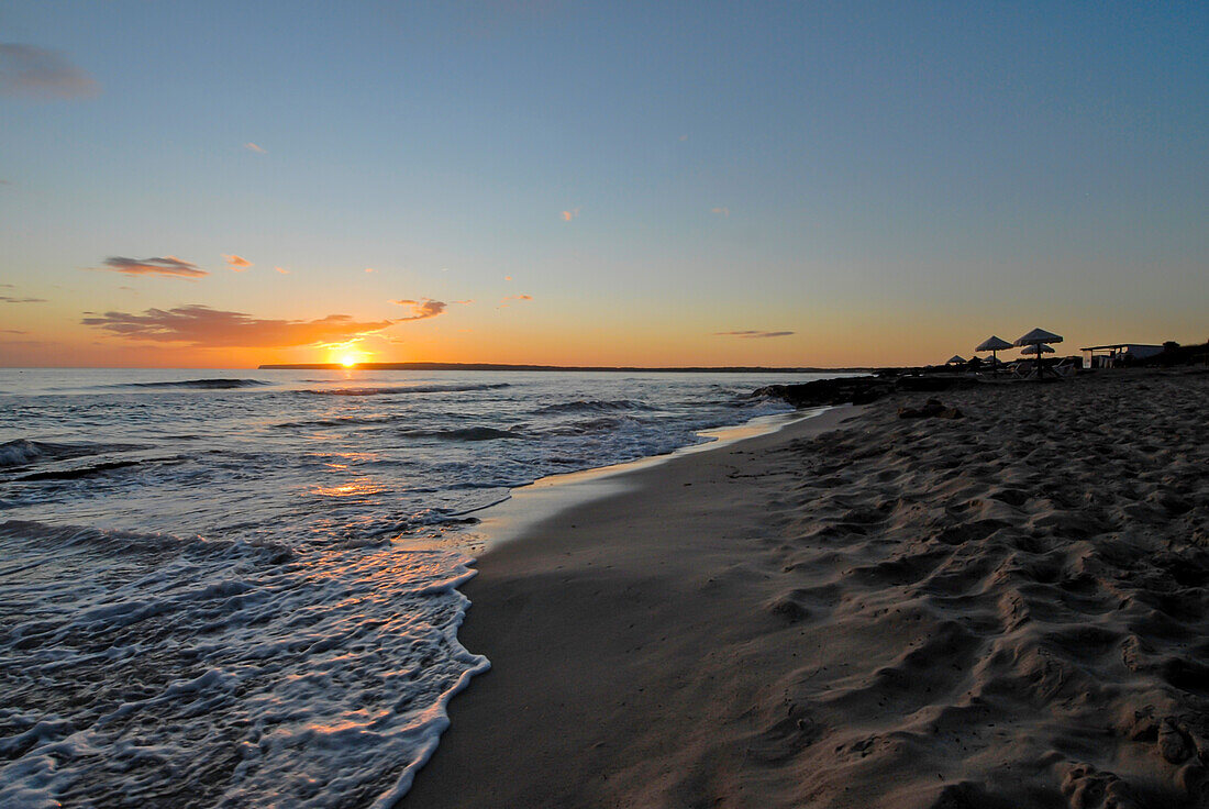 Schöner Sonnenuntergang am Strand von Migjorn, Formentera