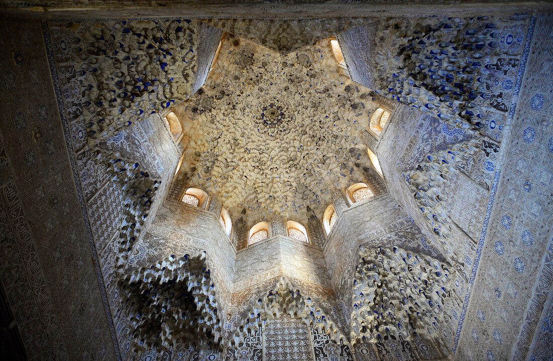 Palast der Löwen (Palacio de los Leones) in der Alhambra, Palast- und Festungskomplex in Granada, Andalusien, Spanien