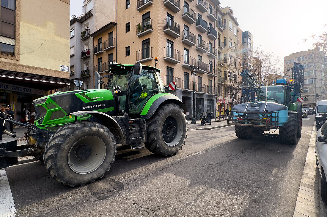 Hunderte von Traktoren blockieren mehrere Straßen in Aragonien und dringen in Zaragoza ein, um gegen EU-Verordnungen zu protestieren und mehr Hilfe von der Regierung zu fordern