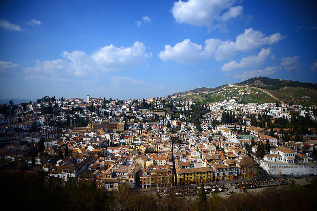 Blick auf die Stadt von den Nasridenpalästen in der Alhambra, einem Palast- und Festungskomplex in Granada, Andalusien, Spanien