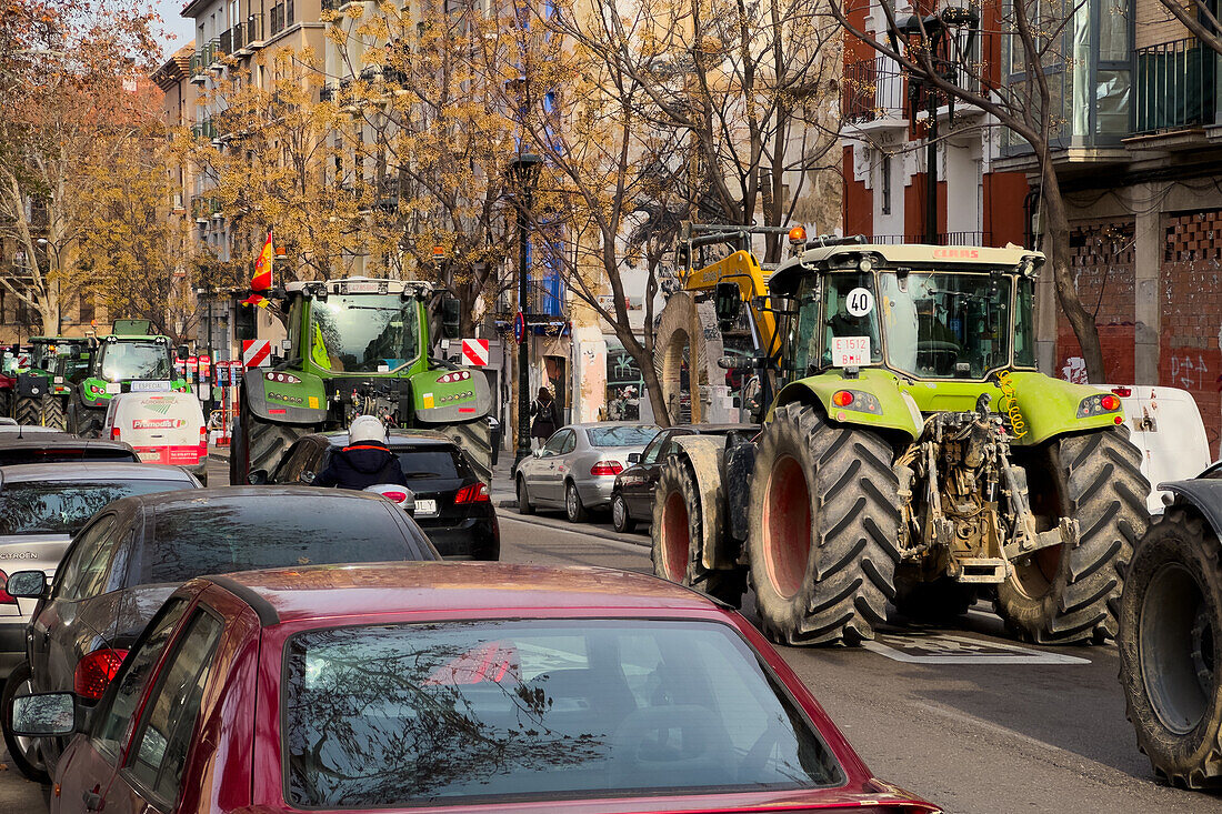 Hunderte von Traktoren blockieren mehrere Straßen in Aragonien und dringen in Zaragoza ein, um gegen EU-Verordnungen zu protestieren und mehr Hilfe von der Regierung zu fordern