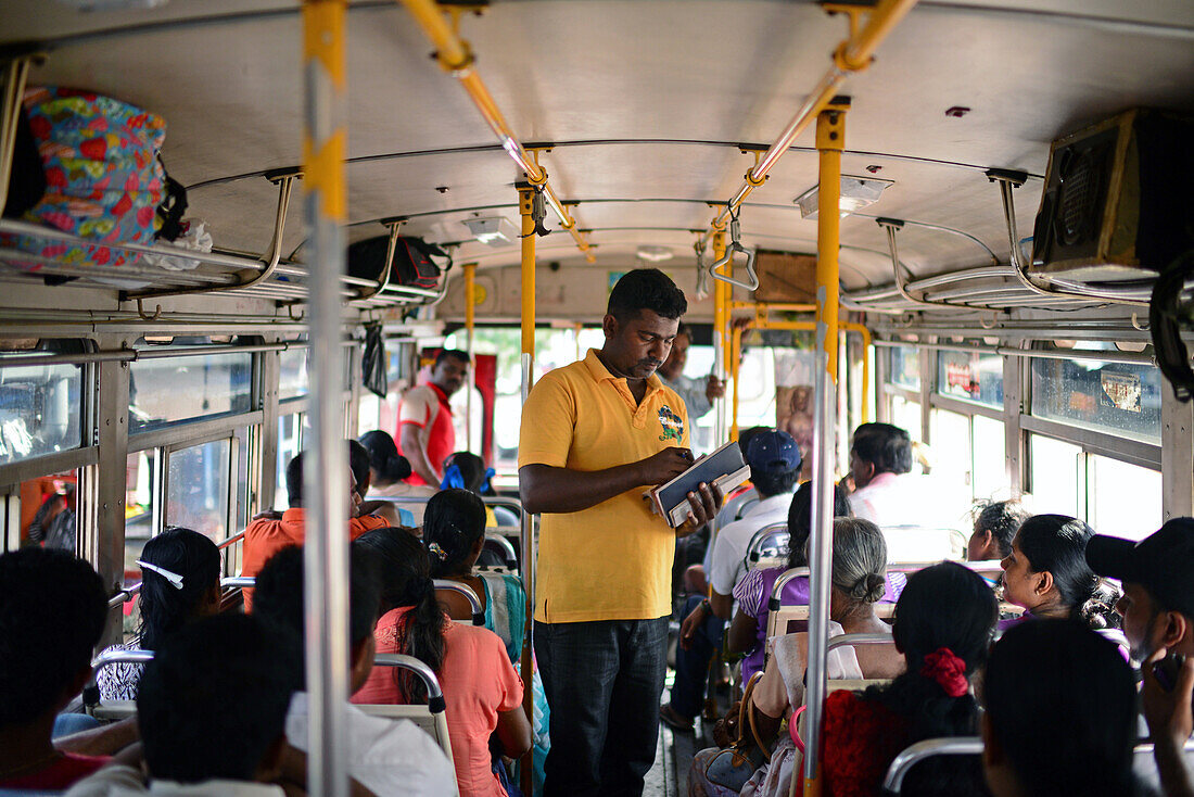 Menschen in einem öffentlichen Bus in Sri Lanka