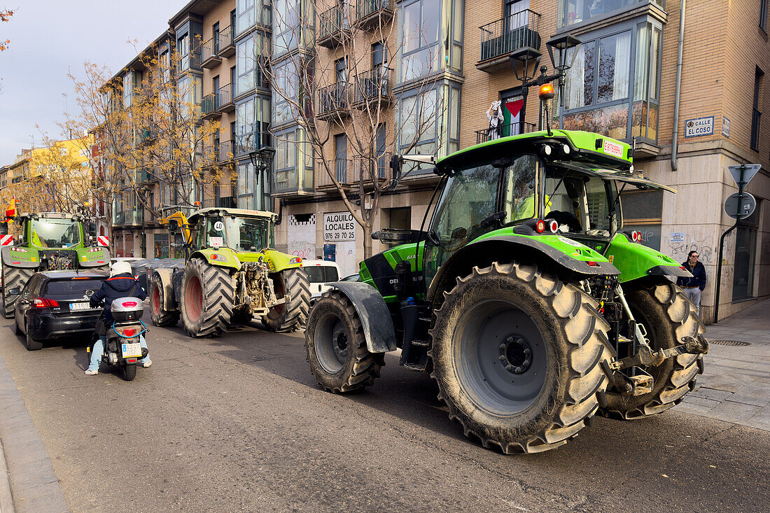 Hunderte von Traktoren blockieren mehrere Straßen in Aragonien und dringen in Zaragoza ein, um gegen EU-Verordnungen zu protestieren und mehr Hilfe von der Regierung zu fordern