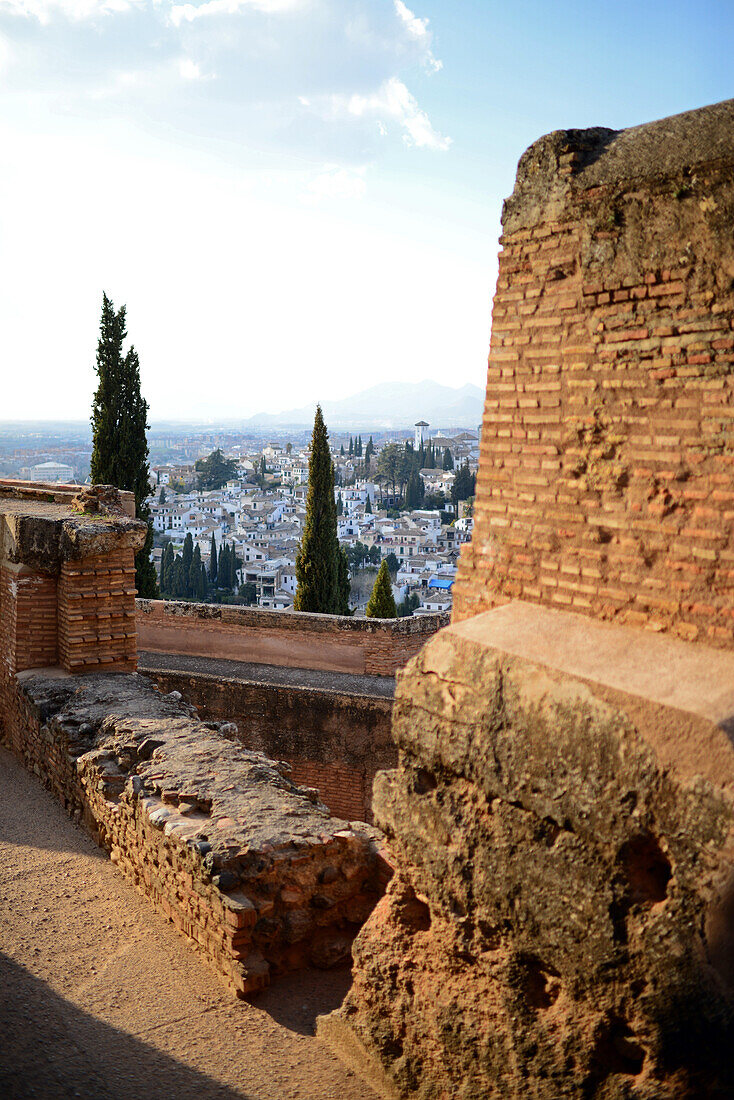 Blick auf Granada von La Alcazaba in der Alhambra, Palast- und Festungskomplex in Granada, Andalusien, Spanien