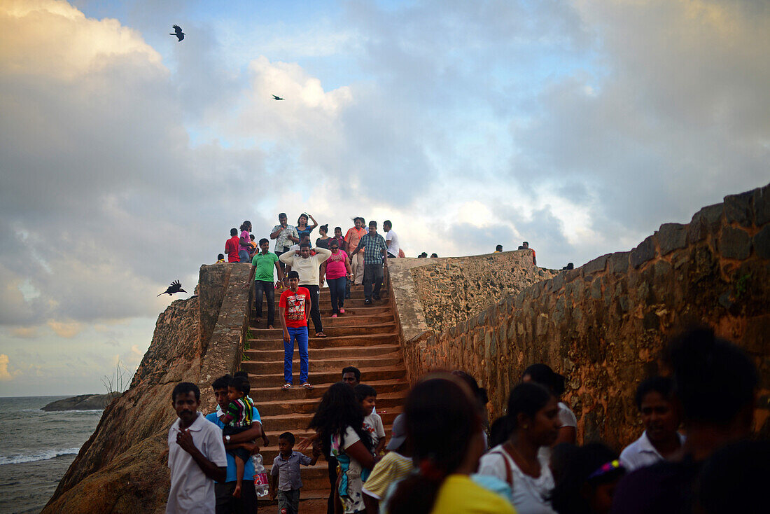 Hunderte von Menschen versammeln sich während des Binara-Vollmond-Poya-Tages vor dem UNESCO-Weltkulturerbe, dem Galle Fort