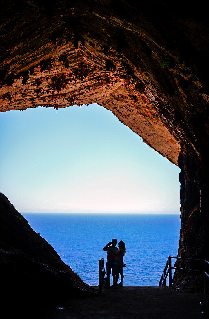 Blick auf das Mittelmeer von den Höhlen von Artr (Coves díArtr) in der Gemeinde Capdepera, im Nordosten der Insel Mallorca, Spanien