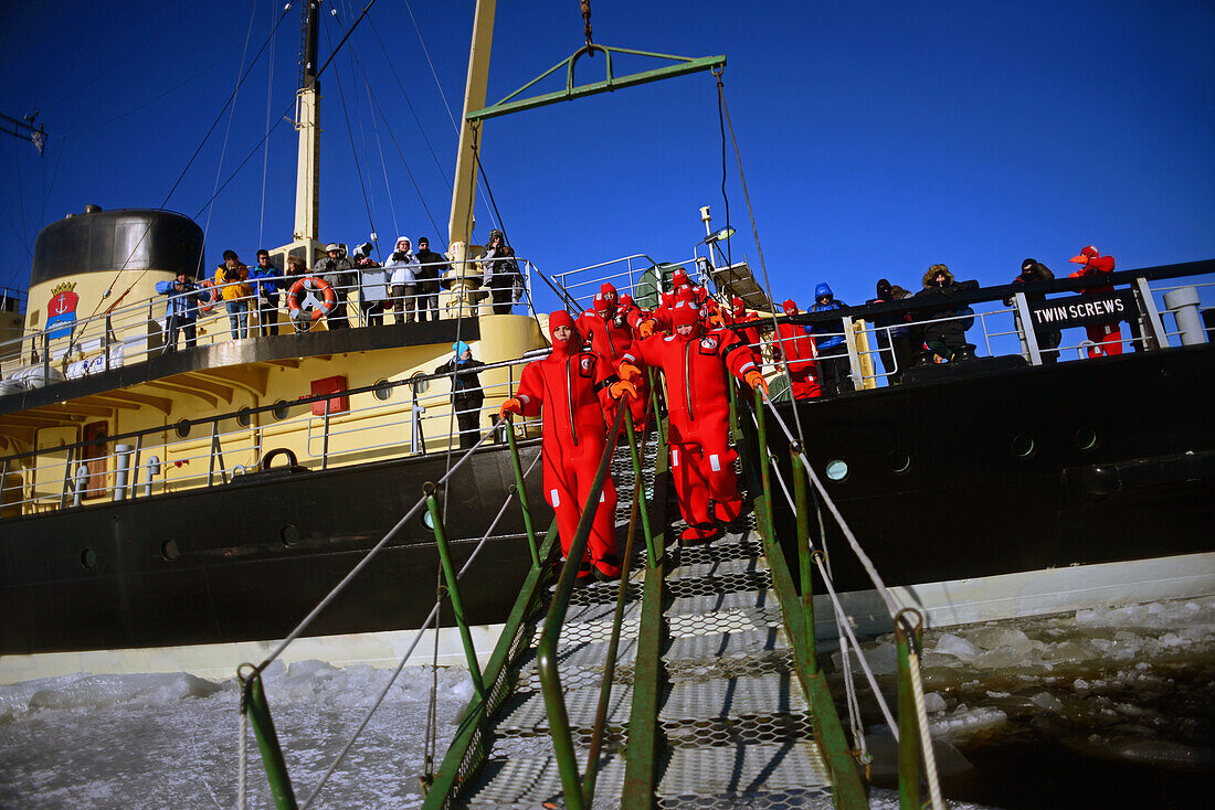 Schwimmen im gefrorenen Meer während einer Kreuzfahrt mit dem Sampo Icebreaker, einem echten finnischen Eisbrecher, der zu einer Touristenattraktion in Kemi, Lappland, umgebaut wurde