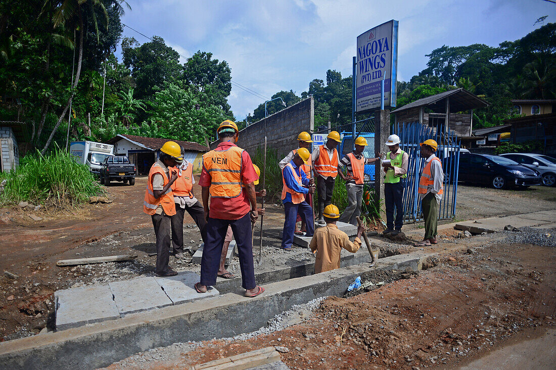 Eine Gruppe von Bauarbeitern arbeitet auf der Straße, Matale, Sri Lanka