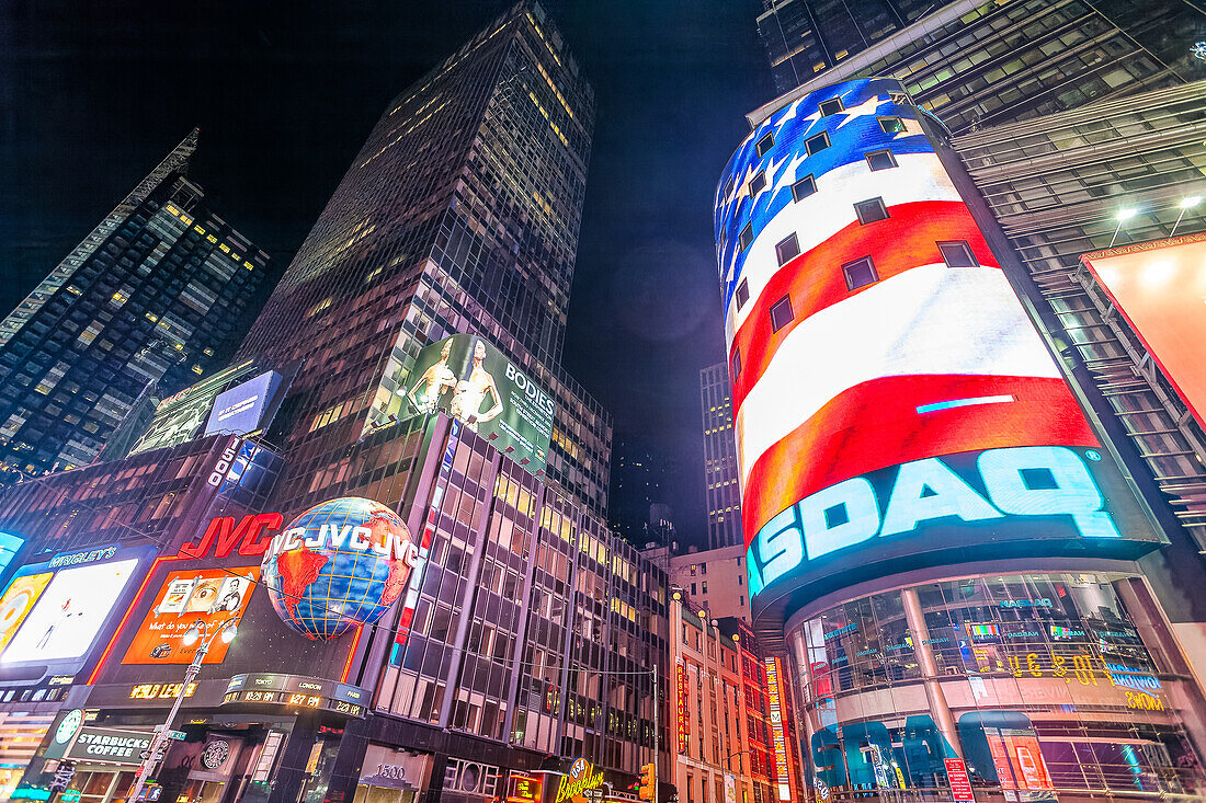 Die amerikanische Flagge auf dem Nasdaq-Werbebildschirm, Times Square, NYC, USA