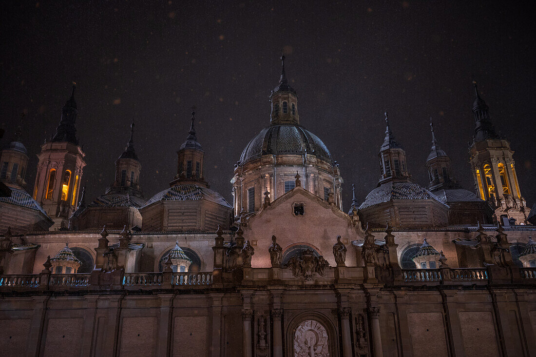 Schneefall über der Basilika El Pilar während des Sturms Juan in Zaragoza, Spanien