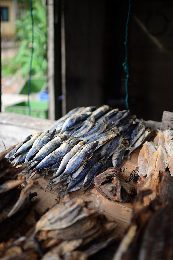 Stand mit getrocknetem Fisch in Peraliya, Sri Lanka