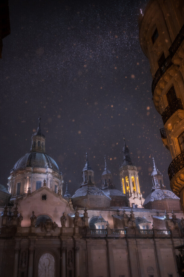 Schneefall über der Basilika El Pilar während des Sturms Juan in Zaragoza, Spanien