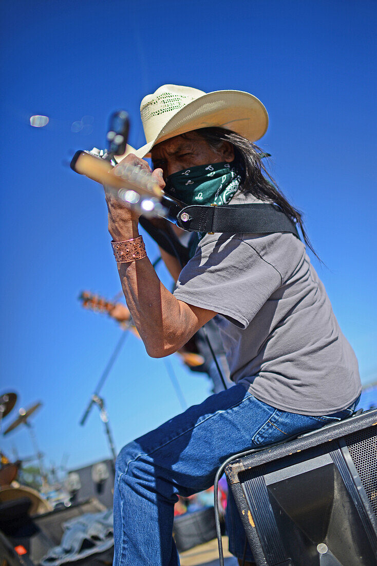 Morgenparade auf der Navajo Nation Fair, einer weltbekannten Veranstaltung, auf der die Landwirtschaft, die Kunst und das Kunsthandwerk der Navajo präsentiert und das kulturelle Erbe der Navajo durch kulturelle Unterhaltung gefördert und bewahrt wird. Window Rock, Arizona