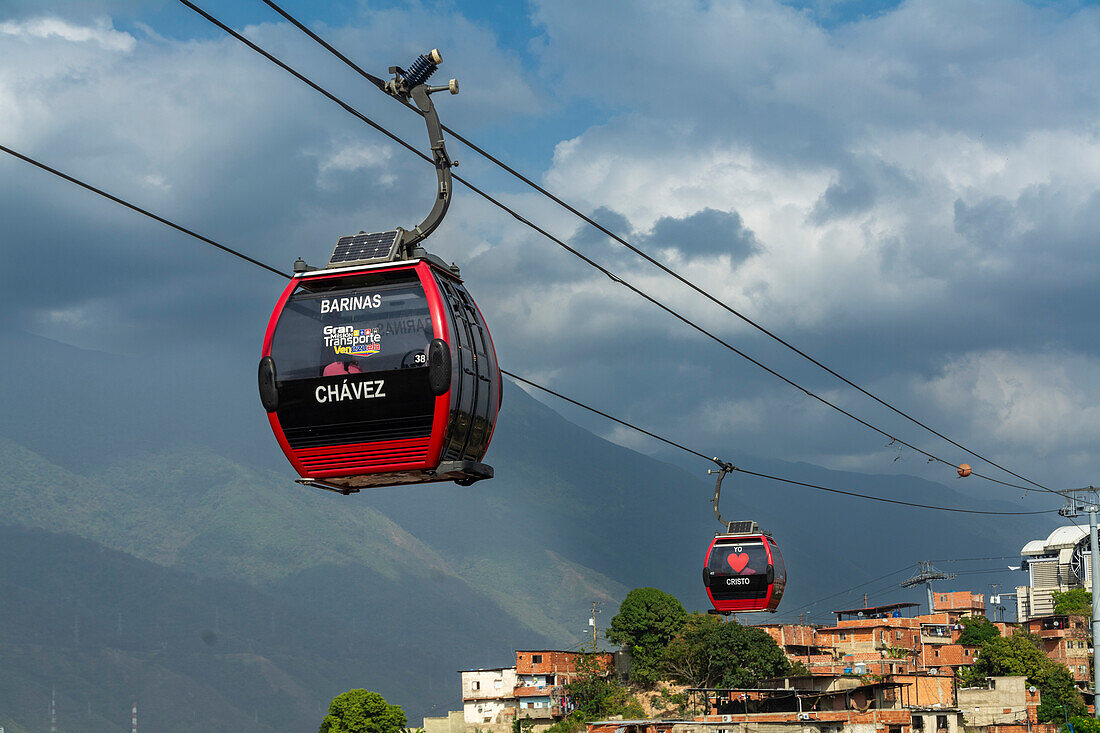 Metrokabel San Agustin. Das Caracas MetroCable ist eine Seilbahn, die in die Metro von Caracas integriert ist, um die Bewohner der beliebten Viertel von Caracas, die meist in den Bergen liegen, schneller und sicherer zu befördern. Caracas, Venezuela