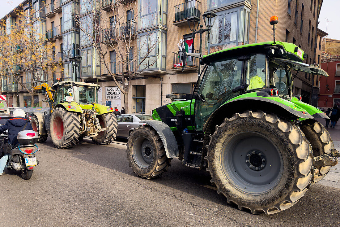 Hunderte von Traktoren blockieren mehrere Straßen in Aragonien und dringen in Zaragoza ein, um gegen EU-Verordnungen zu protestieren und mehr Hilfe von der Regierung zu fordern