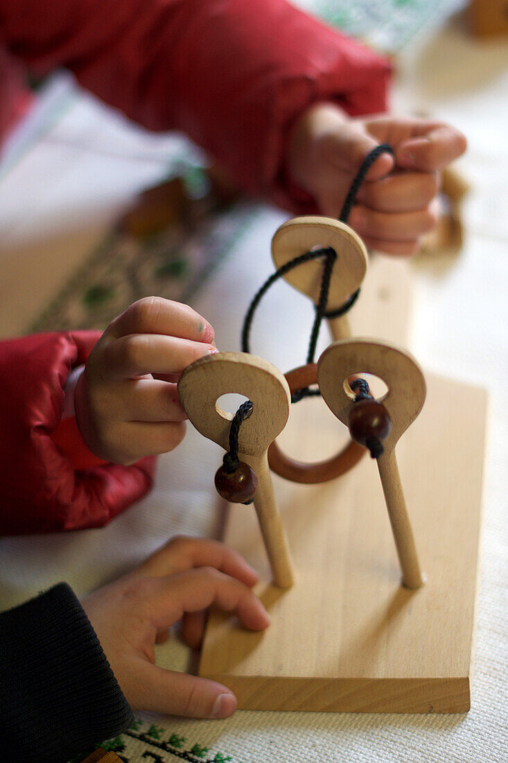 Hölzerne Puzzlespiele. Traditionelle Kostüme und Volksbräuche beim Osterfest in Holl?k?, einem zum UNESCO-Welterbe gehörenden Dorf in den Cserh?t-Bergen des nördlichen Berglands, Ungarn