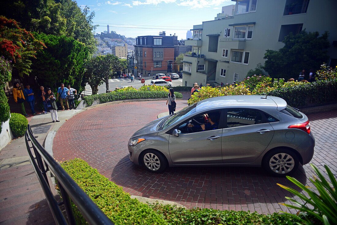 Beliebte Lombard Street in San Francisco, eine Straße zwischen Ost und West, die für einen steilen Block mit acht Haarnadelkurven bekannt ist