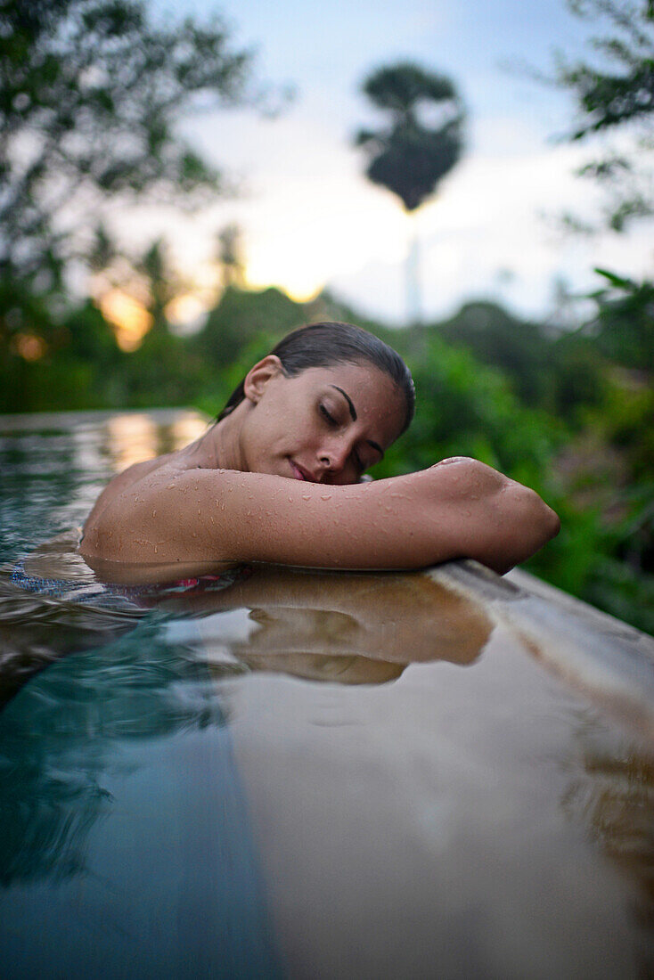 Junge attraktive Frau genießt ein Bad im Infinity-Swimmingpool des The Dutch House, Galle, Sri Lanka