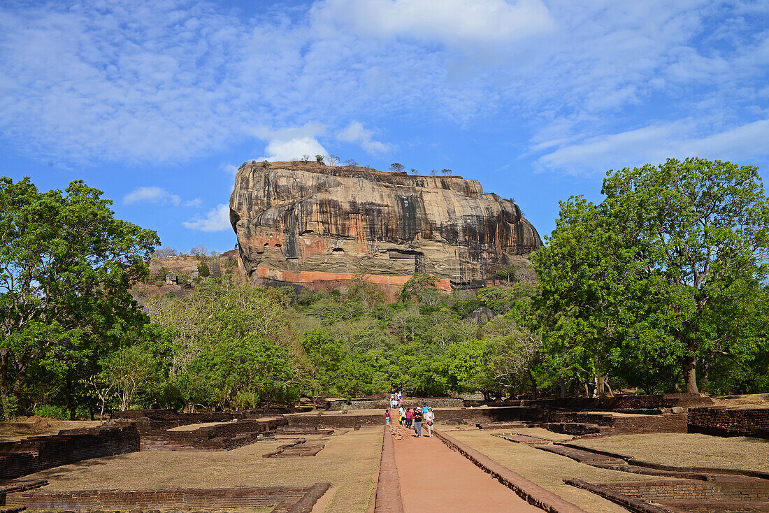 Sigiriya oder Sinhagiri, alte Felsenfestung im nördlichen Matale-Distrikt nahe der Stadt Dambulla in der Zentralprovinz, Sri Lanka