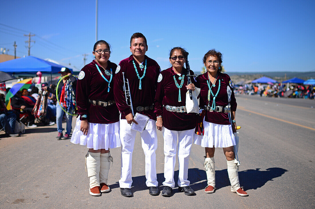 Morgenparade auf der Navajo Nation Fair, einer weltbekannten Veranstaltung, auf der die Landwirtschaft, die Kunst und das Kunsthandwerk der Navajo präsentiert und das kulturelle Erbe der Navajo durch kulturelle Unterhaltung gefördert und bewahrt wird. Window Rock, Arizona