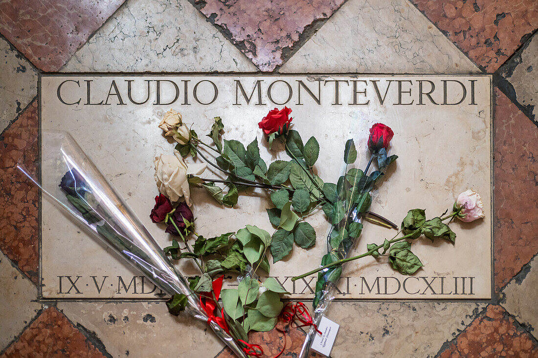 Der mit Rosen geschmückte Grabstein von Claudio Monteverdi in der Kirche Santa Maria dei Frari, Venedig