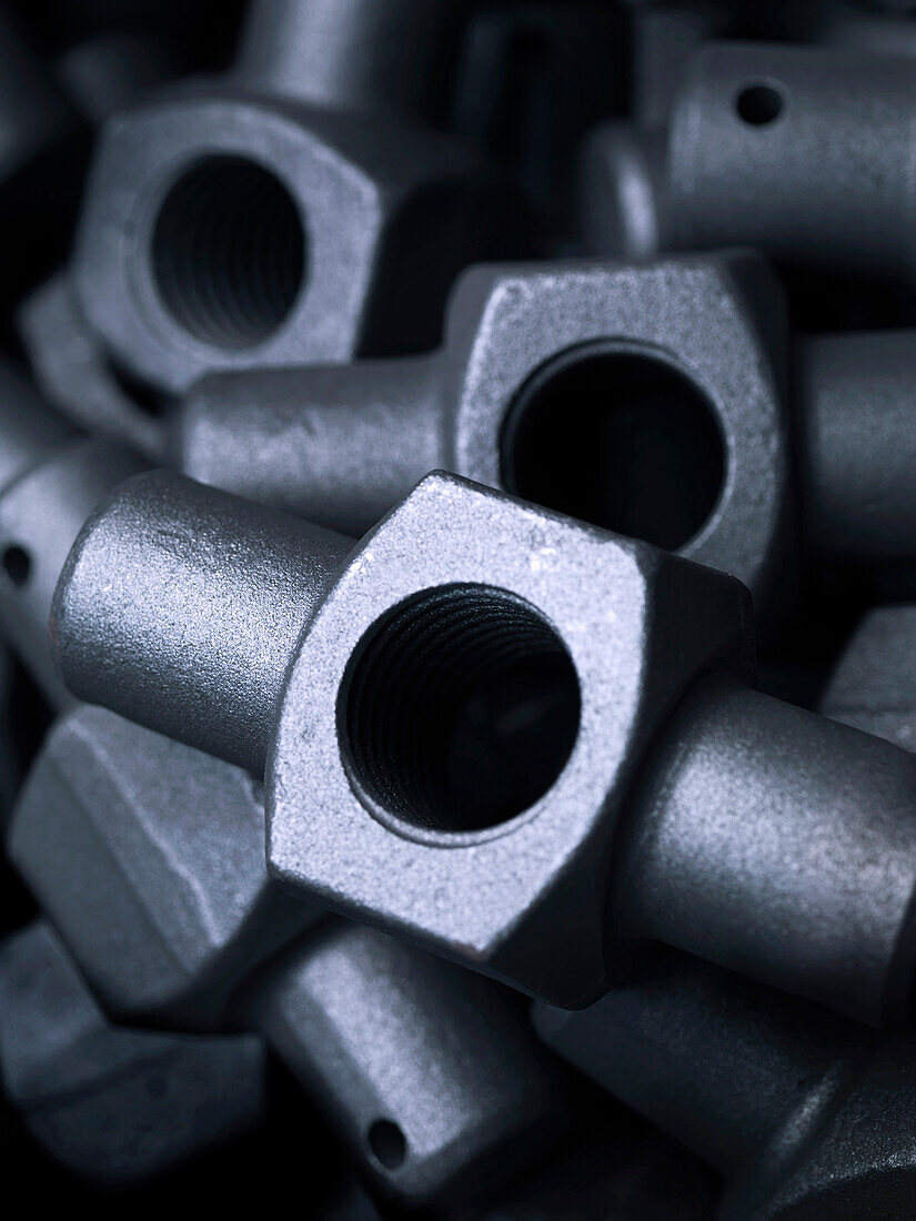 Drilled and machined trunnions for railway freight coupling units