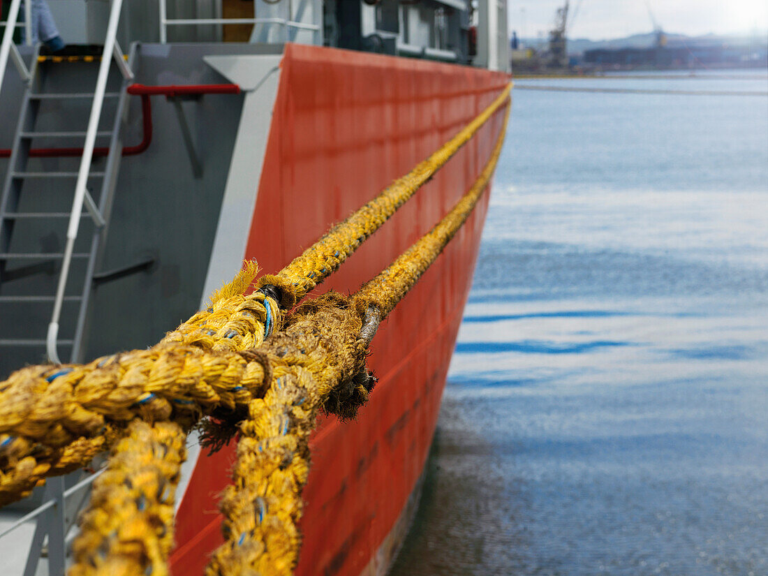 Nahaufnahme von Festmacherleinen auf einem Boot