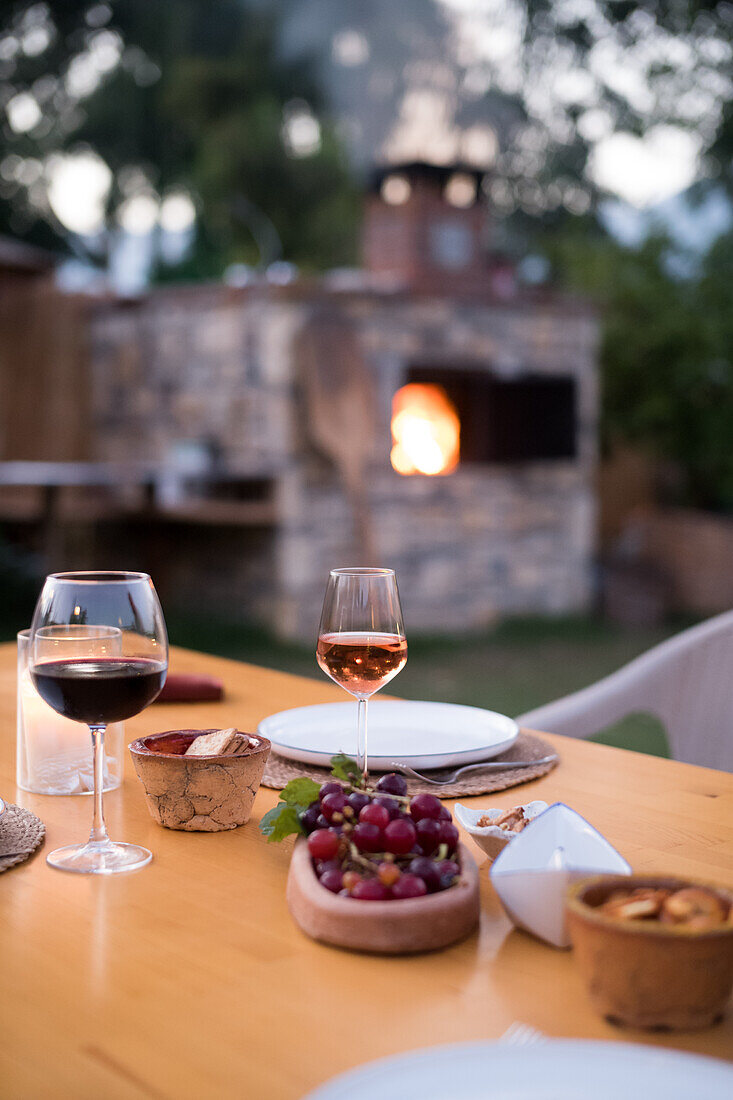 Wein und Trauben auf einem Tisch im Garten