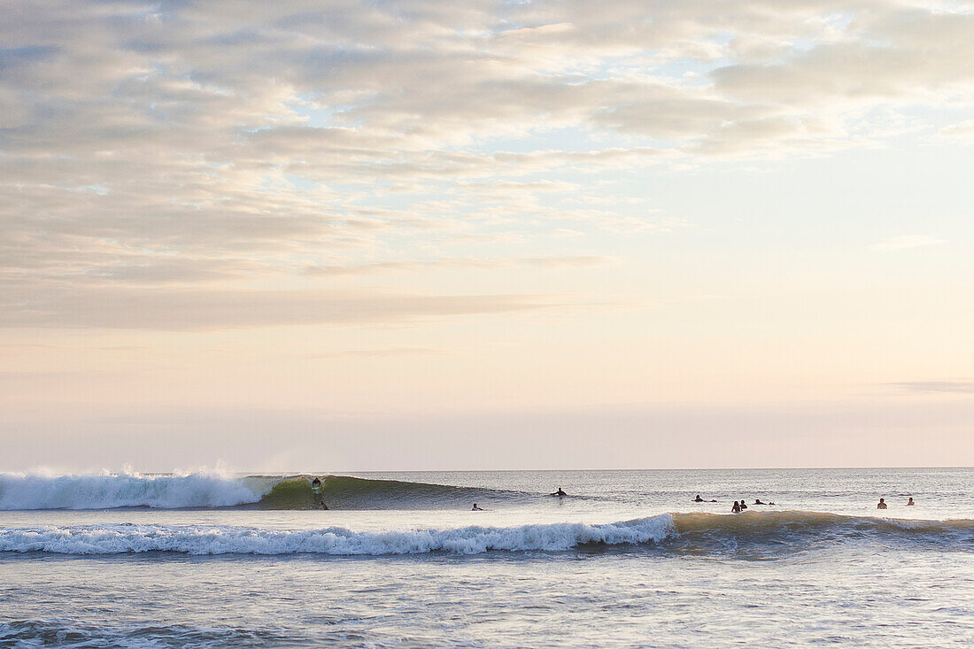 USA, Kalifornien, Montara, Rückansicht eines Surfers am Strand