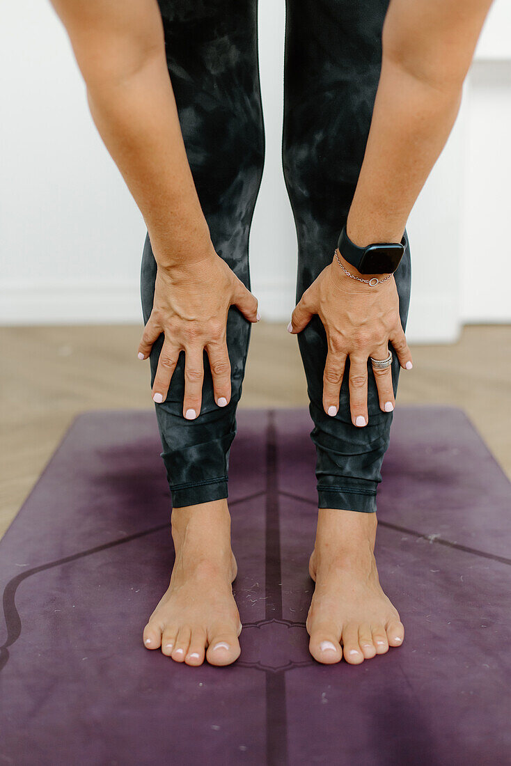 Nahaufnahme einer Frau, die Yoga auf einer Übungsmatte praktiziert