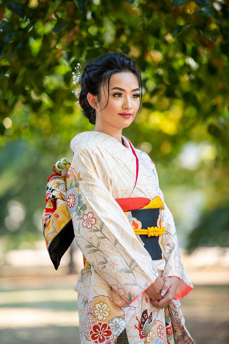 Frau im Kimono im Park stehend
