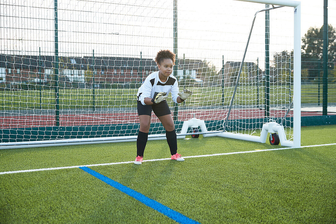 UK, Fußballtorfrau (12-13) verteidigt das Tor