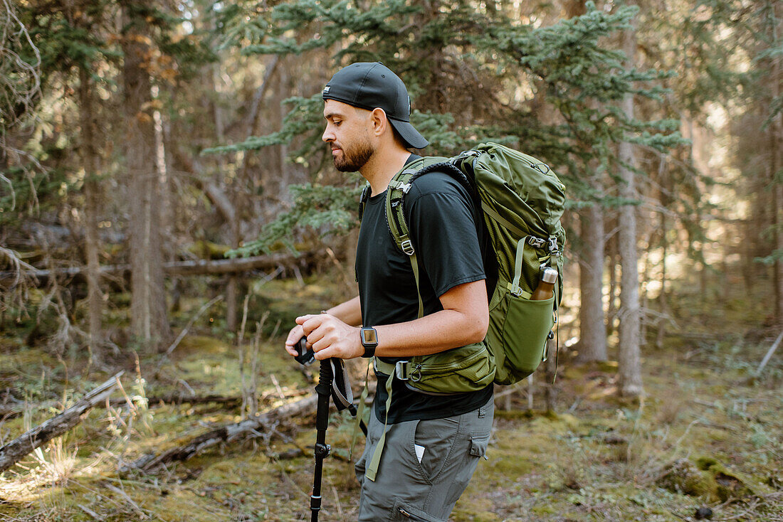 Kanada, Yukon, Whitehorse, Mann beim Wandern im Wald