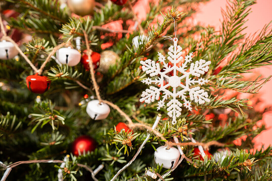 Weihnachtsbaum mit Weihnachtsschmuck, Nahaufnahme