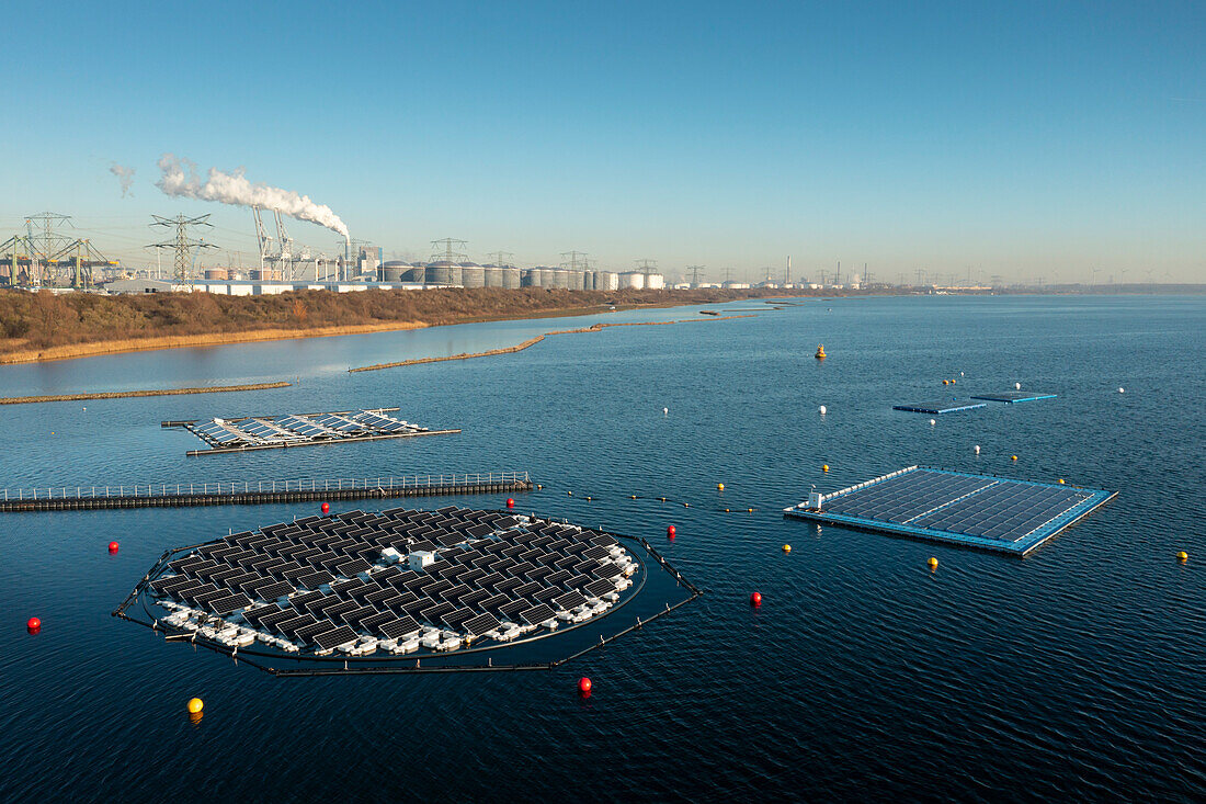 Niederlande, Zuid-Holland, Rotterdam, Schwimmende Sonnenkollektoren im See