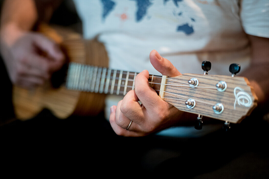 Nahaufnahme eines Gitarre spielenden Mannes
