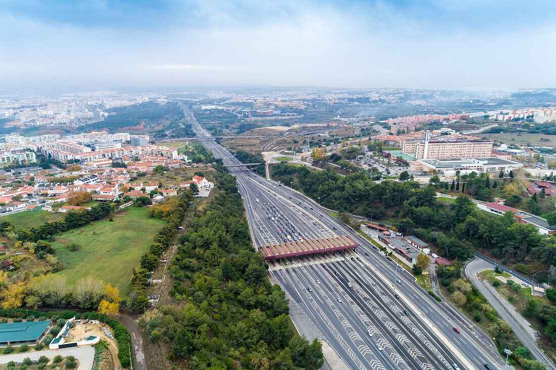 Portugal, Lissabon, Luftaufnahme der Brücke über den Highway 25 de Abril