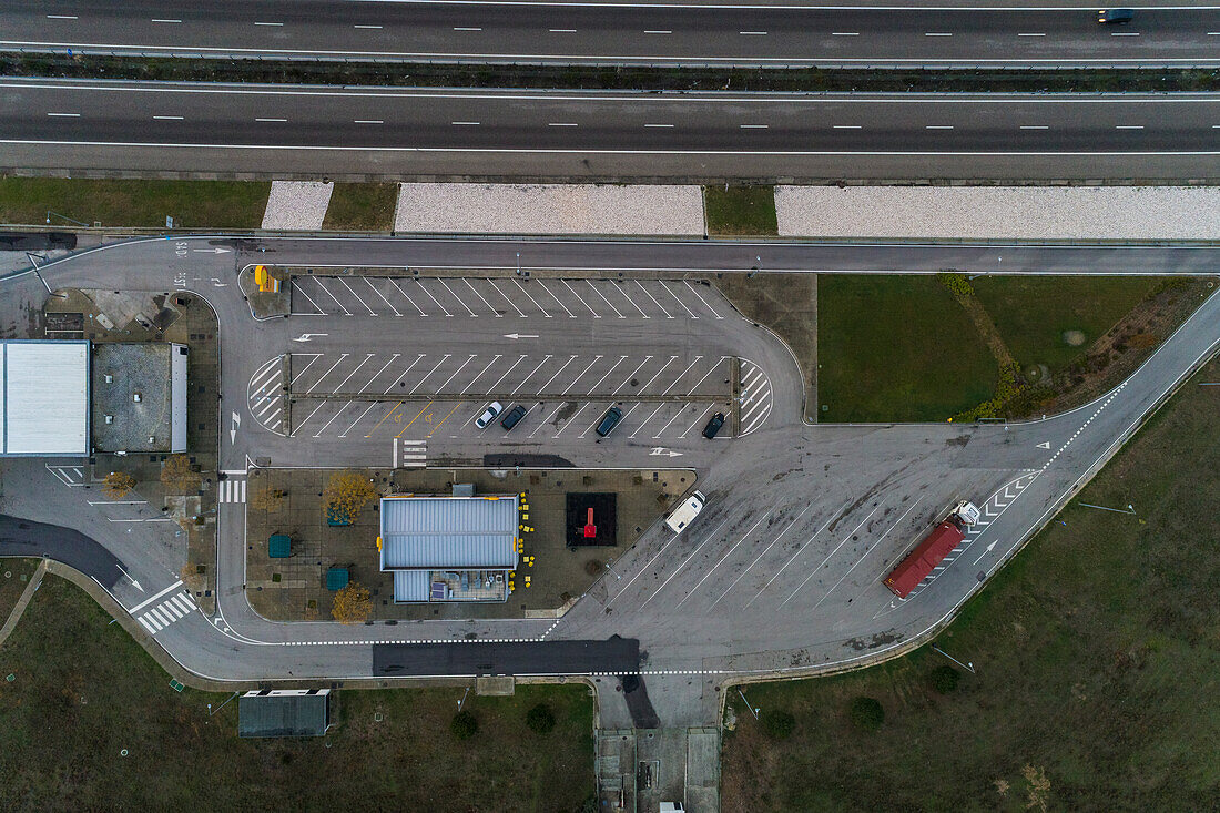 Portugal, Lissabon, Draufsicht auf einen Parkplatz nahe der Autobahn