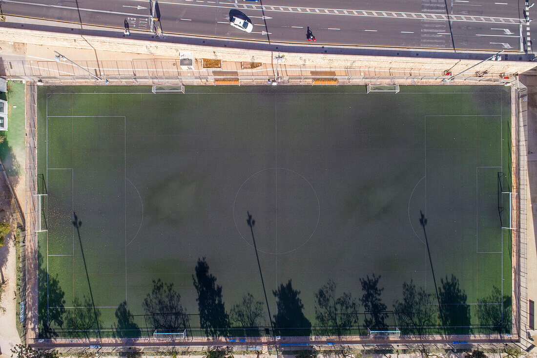 Spanien, Valencia, Blick von oben auf ein leeres Fußballfeld