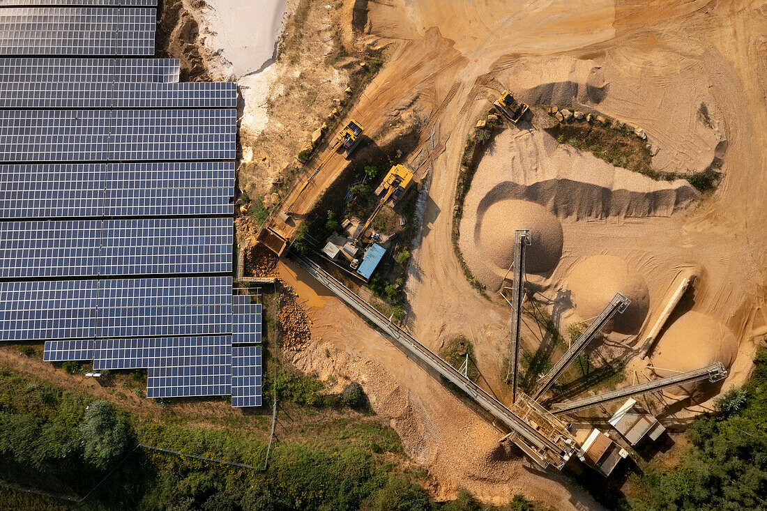 Deutschland, Herzogenrath, Blick von oben auf Solarzellen in einer Sandgrube