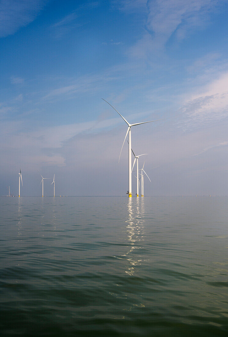 Niederlande, Friesland, Breezanddijk, Offshore-Windkraftanlagen