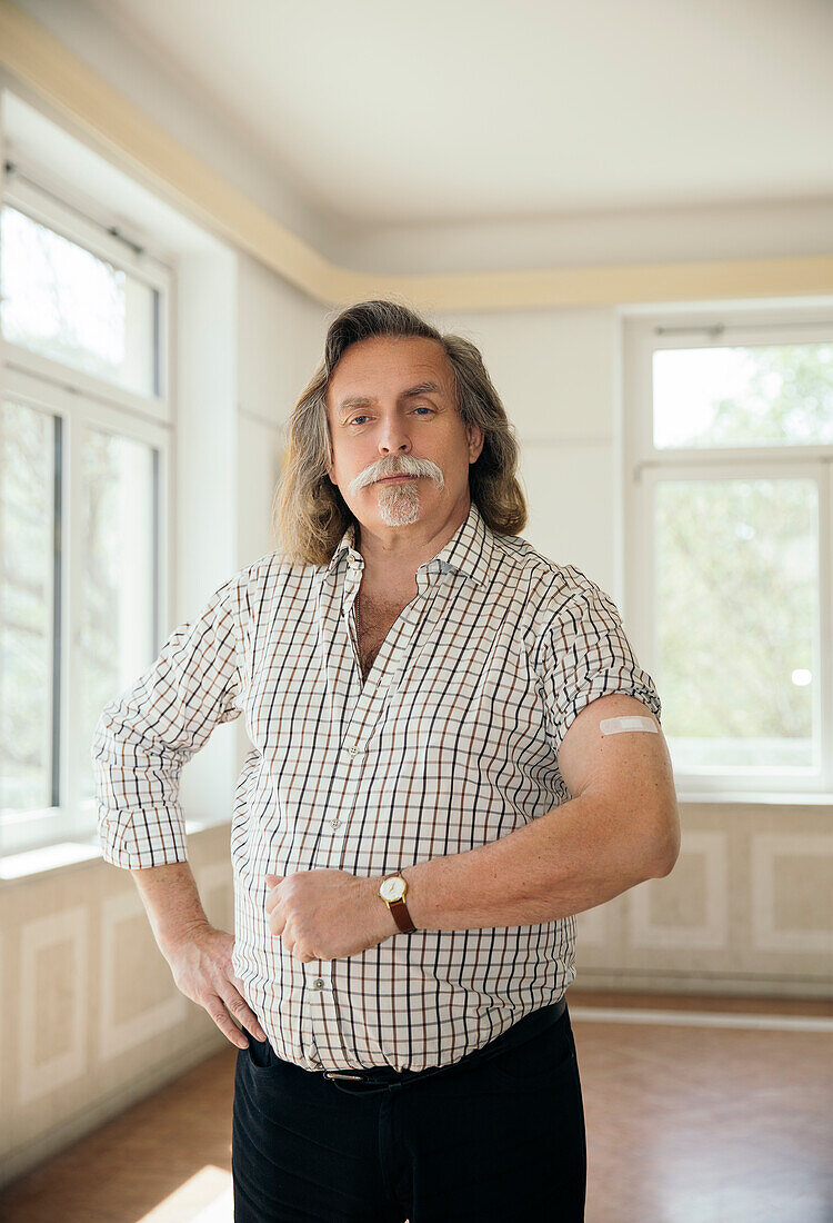 Österreich, Porträt eines Mannes mit Heftpflaster am Arm