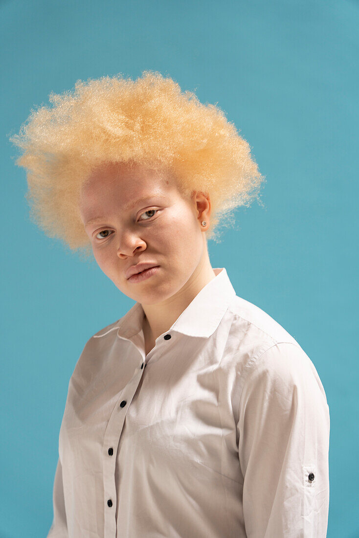 Studioporträt einer Albino-Frau im weißen Hemd
