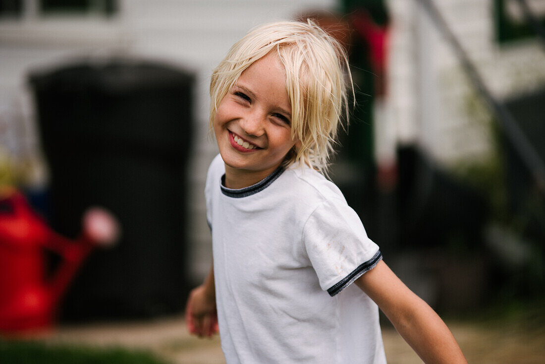 Kanada, Ontario, Kingston, Porträt eines lächelnden blonden Jungen (8-9)