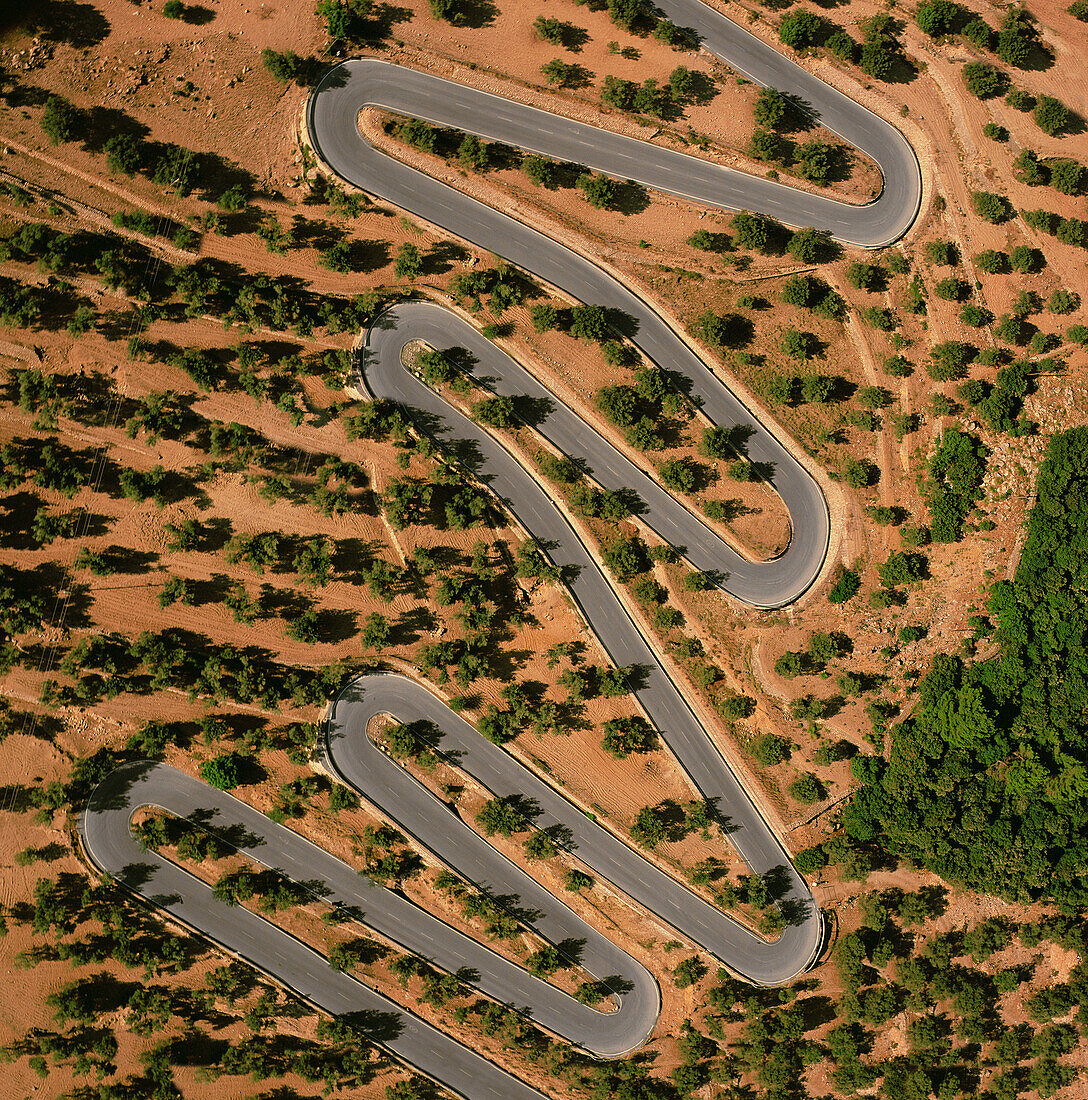 Spanien, Mallorca, Luftaufnahme einer kurvenreichen Bergstraße